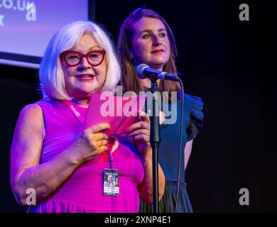 Edimburgo, Scozia, Regno Unito, 01 agosto 2024, Edinburgh Festival Fringe: Gilded Balloon lancia i suoi spettacoli per il Fringe 2024. Nella foto: Karen e Katie Koran, direttori di palloni dorati. Crediti: Sally Anderson/Alamy Live News Foto Stock