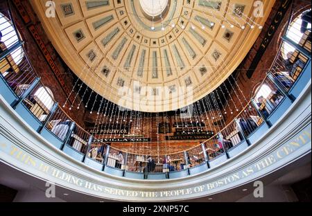 Boston, Massachusetts, USA - 22 ottobre 2021: Vista verso l'alto della rotonda interna dell'edificio del Quincy Market di Boston con il suo spazio comune al secondo piano. Foto Stock