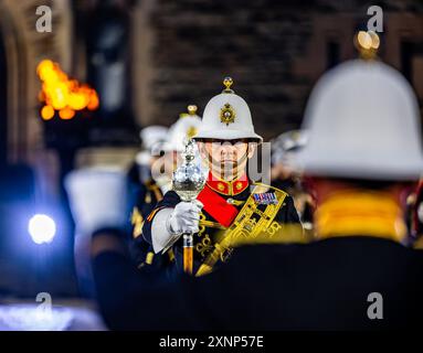 Edimburgo, Regno Unito. 1 agosto 2024 nella foto: Musicisti delle bande massed dei Royal Marines di sua Maestà. Con la Royal Navy al timone, il Royal Edinburgh Military Tattoo Show del 2024, Journeys, trasporta il pubblico in un viaggio culturale, unendo il patrimonio militare, la tradizione scozzese e un cast internazionale. Crediti: Rich Dyson/Alamy Live News Foto Stock