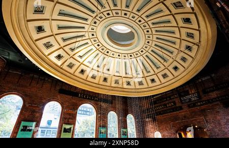 Boston, Massachusetts, USA - 22 ottobre 2021: Vista della cupola in rame dell'edificio del Quincy Market sopra la sua rotonda. Foto Stock