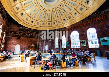 Boston, Massachusetts, USA - 22 ottobre 2021: Secondo piano della rotonda dell'edificio del Quincy Market con la sua area comune con posti a sedere e la cupola in rame. Foto Stock