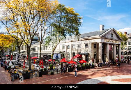 Boston, Massachusetts, Stati Uniti - 22 ottobre 2021: Edificio del mercato Quincy di Boston e centro commerciale e dei ristoranti circostanti. Foto Stock