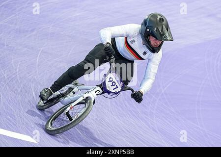 Parigi, Francia. 1 agosto 2024. PARIGI, FRANCIA - 1 AGOSTO: La Germania Philip Schaub gareggia nei quarti di finale maschile durante il giorno 6 della BMX Racing - Giochi Olimpici Parigi 2024 allo Stadio BMX di Saint-Quentin-en-Yvelines il 1° agosto 2024 a Parigi, Francia. (Foto di Andre Weening/Orange Pictures) credito: Orange Pics BV/Alamy Live News Foto Stock