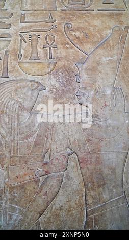 Cairo, Egitto, 31 dicembre 2019-sollievo che mostra Horus che abbraccia Pharoah Senusret i trovato nella grande cachette di Karnak di Maspero al Museo delle antichità egizie del Cairo, Egitto Foto Stock