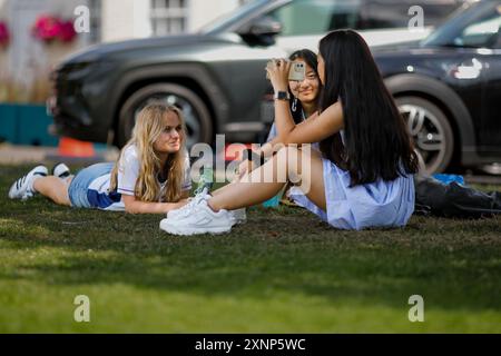 West Walk, Salisbury. 1 agosto 2024. Caldo e soleggiato questo pomeriggio attraverso le contee di Home prima che le tempeste previste colpiscano. Gente che gode del bel tempo della Cattedrale di Salisbury nel Wiltshire. Crediti: james jagger/Alamy Live News Foto Stock