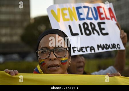 Brasilia, Brasile. 1 agosto 2024. DF - BRASILIA - 08/01/2024 - BRASILIA, VENEZUELANI PROTESTANO CONTRO I RISULTATI ELETTORALI DEL VENEZUELA - i cittadini venezuelani partecipano a una protesta contro i risultati elettorali che hanno dato al presidente del Venezuela Nicolas Maduro un terzo mandato e chiedono al governo brasiliano che sostiene la democrazia, di fronte all'Itamaraty Palace a Brasilia, Brasile, il 1° agosto 2024. Foto: Mateus Bonomi/AGIF credito: AGIF/Alamy Live News Foto Stock