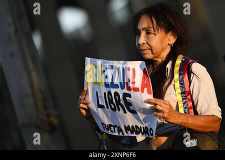 Brasilia, Brasile. 1 agosto 2024. DF - BRASILIA - 08/01/2024 - BRASILIA, VENEZUELANI PROTESTANO CONTRO I RISULTATI ELETTORALI DEL VENEZUELA - i cittadini venezuelani partecipano a una protesta contro i risultati elettorali che hanno dato al presidente del Venezuela Nicolas Maduro un terzo mandato e chiedono al governo brasiliano che sostiene la democrazia, di fronte all'Itamaraty Palace a Brasilia, Brasile, il 1° agosto 2024. Foto: Mateus Bonomi/AGIF credito: AGIF/Alamy Live News Foto Stock