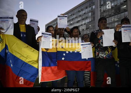 Brasilia, Brasile. 1 agosto 2024. DF - BRASILIA - 08/01/2024 - BRASILIA, VENEZUELANI PROTESTANO CONTRO I RISULTATI ELETTORALI DEL VENEZUELA - i cittadini venezuelani partecipano a una protesta contro i risultati elettorali che hanno dato al presidente del Venezuela Nicolas Maduro un terzo mandato e chiedono al governo brasiliano che sostiene la democrazia, di fronte all'Itamaraty Palace a Brasilia, Brasile, il 1° agosto 2024. Foto: Mateus Bonomi/AGIF credito: AGIF/Alamy Live News Foto Stock