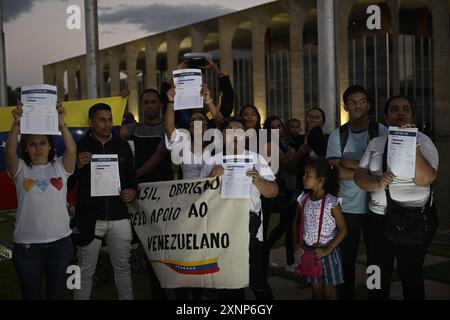 Brasilia, Brasile. 1 agosto 2024. DF - BRASILIA - 08/01/2024 - BRASILIA, VENEZUELANI PROTESTANO CONTRO I RISULTATI ELETTORALI DEL VENEZUELA - i cittadini venezuelani partecipano a una protesta contro i risultati elettorali che hanno dato al presidente del Venezuela Nicolas Maduro un terzo mandato e chiedono al governo brasiliano che sostiene la democrazia, di fronte all'Itamaraty Palace a Brasilia, Brasile, il 1° agosto 2024. Foto: Mateus Bonomi/AGIF credito: AGIF/Alamy Live News Foto Stock