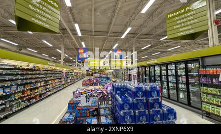 Mostra il corridoio alimentare naturale presso il superstore; all'interno del supermercato pieno di prodotti alimentari Foto Stock