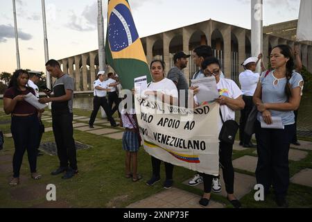 Brasilia, Brasile. 1 agosto 2024. DF - BRASILIA - 08/01/2024 - BRASILIA, VENEZUELANI PROTESTANO CONTRO I RISULTATI ELETTORALI DEL VENEZUELA - i cittadini venezuelani partecipano a una protesta contro i risultati elettorali che hanno dato al presidente del Venezuela Nicolas Maduro un terzo mandato e chiedono al governo brasiliano che sostiene la democrazia, di fronte all'Itamaraty Palace a Brasilia, Brasile, il 1° agosto 2024. Foto: Mateus Bonomi/AGIF (foto di Mateus Bonomi/AGIF/Sipa USA) credito: SIPA USA/Alamy Live News Foto Stock