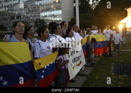 Brasilia, Brasile. 1 agosto 2024. DF - BRASILIA - 08/01/2024 - BRASILIA, VENEZUELANI PROTESTANO CONTRO I RISULTATI ELETTORALI DEL VENEZUELA - i cittadini venezuelani partecipano a una protesta contro i risultati elettorali che hanno dato al presidente del Venezuela Nicolas Maduro un terzo mandato e chiedono al governo brasiliano che sostiene la democrazia, di fronte all'Itamaraty Palace a Brasilia, Brasile, il 1° agosto 2024. Foto: Mateus Bonomi/AGIF (foto di Mateus Bonomi/AGIF/Sipa USA) credito: SIPA USA/Alamy Live News Foto Stock