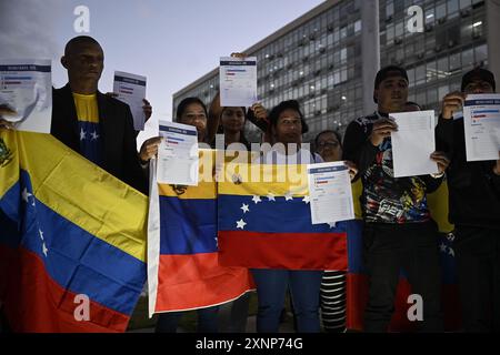 Brasilia, Brasile. 1 agosto 2024. DF - BRASILIA - 08/01/2024 - BRASILIA, VENEZUELANI PROTESTANO CONTRO I RISULTATI ELETTORALI DEL VENEZUELA - i cittadini venezuelani partecipano a una protesta contro i risultati elettorali che hanno dato al presidente del Venezuela Nicolas Maduro un terzo mandato e chiedono al governo brasiliano che sostiene la democrazia, di fronte all'Itamaraty Palace a Brasilia, Brasile, il 1° agosto 2024. Foto: Mateus Bonomi/AGIF (foto di Mateus Bonomi/AGIF/Sipa USA) credito: SIPA USA/Alamy Live News Foto Stock