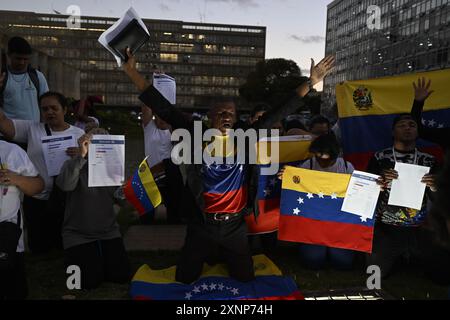 Brasilia, Brasile. 1 agosto 2024. DF - BRASILIA - 08/01/2024 - BRASILIA, VENEZUELANI PROTESTANO CONTRO I RISULTATI ELETTORALI DEL VENEZUELA - i cittadini venezuelani partecipano a una protesta contro i risultati elettorali che hanno dato al presidente del Venezuela Nicolas Maduro un terzo mandato e chiedono al governo brasiliano che sostiene la democrazia, di fronte all'Itamaraty Palace a Brasilia, Brasile, il 1° agosto 2024. Foto: Mateus Bonomi/AGIF (foto di Mateus Bonomi/AGIF/Sipa USA) credito: SIPA USA/Alamy Live News Foto Stock