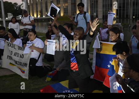 Brasilia, Brasile. 1 agosto 2024. DF - BRASILIA - 08/01/2024 - BRASILIA, VENEZUELANI PROTESTANO CONTRO I RISULTATI ELETTORALI DEL VENEZUELA - i cittadini venezuelani partecipano a una protesta contro i risultati elettorali che hanno dato al presidente del Venezuela Nicolas Maduro un terzo mandato e chiedono al governo brasiliano che sostiene la democrazia, di fronte all'Itamaraty Palace a Brasilia, Brasile, il 1° agosto 2024. Foto: Mateus Bonomi/AGIF (foto di Mateus Bonomi/AGIF/Sipa USA) credito: SIPA USA/Alamy Live News Foto Stock