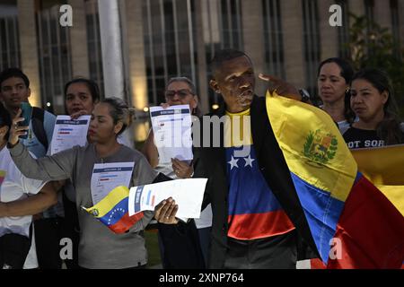 Brasilia, Brasile. 1 agosto 2024. DF - BRASILIA - 08/01/2024 - BRASILIA, VENEZUELANI PROTESTANO CONTRO I RISULTATI ELETTORALI DEL VENEZUELA - i cittadini venezuelani partecipano a una protesta contro i risultati elettorali che hanno dato al presidente del Venezuela Nicolas Maduro un terzo mandato e chiedono al governo brasiliano che sostiene la democrazia, di fronte all'Itamaraty Palace a Brasilia, Brasile, il 1° agosto 2024. Foto: Mateus Bonomi/AGIF (foto di Mateus Bonomi/AGIF/Sipa USA) credito: SIPA USA/Alamy Live News Foto Stock