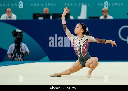 Parigi, Francia. 1 agosto 2024. PARIGI, FRANCIA - 1° AGOSTO: Kishi Rina del Giappone sul pavimento durante la finale femminile All-Around del sesto giorno dei Giochi Olimpici di Parigi 2024 alla Bercy Arena il 1° agosto 2024 a Parigi, Francia. (Daniela Porcelli/SPP) credito: SPP Sport Press Photo. /Alamy Live News Foto Stock