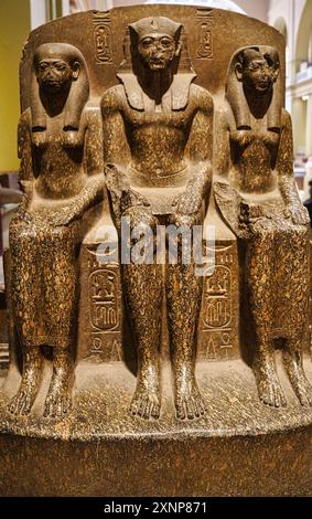 Cairo, Egitto, 31 dicembre 2019 - Un blocco di triade unico di pietra intagliato di Ramses II con la dea Hathor e Iside in granito rosso trovato a Coptos, città di Qift presso il Museo delle antichità egizie del Cairo, Egitto Foto Stock