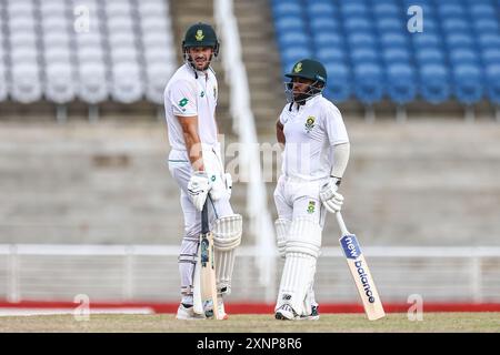 1 agosto 2024: Temba Bavuma del Sud Africa, Right, parla con Aiden Markram durante i primi inning del Sud Africa durante il tour del Sud Africa del West Indies Warmup test Match alla Brian Lara Cricket Academy il 1 agosto 2024 a Tarouba. (Foto di Daniel Prentice/Alamy) credito: Daniel Prentice/Alamy Live News Foto Stock