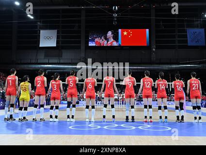 Parigi, Francia. 1 agosto 2024. Il Team China canta l'inno nazionale cinese davanti al pool del turno preliminare di pallavolo femminile Una partita tra Cina e Francia ai Giochi Olimpici di Parigi 2024, a Parigi, Francia, 1 agosto 2024. Crediti: Liu Dawei/Xinhua/Alamy Live News Foto Stock