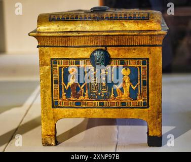 Cairo, Egitto, 31 dicembre 2019-Vista frontale della scatola di legno dorato dalla tomba di Tutankhamon, dei cartigli con il suo nome e delle figure protettive di Heh al Museo delle antichità egizie del Cairo, Egitto Foto Stock