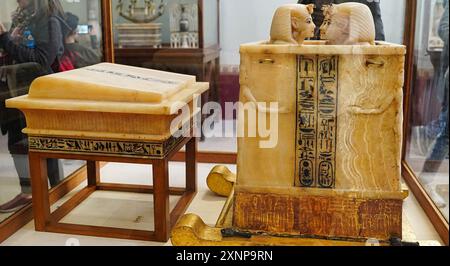 Cairo, Egitto, 31 dicembre, 2019-santuario di Alabastro con quattro scomparti che contenevano vasi canopici in oro massiccio che contenevano gli organi interni di Tutankhamon al Museo delle antichità egizie del Cairo, Egitto Foto Stock