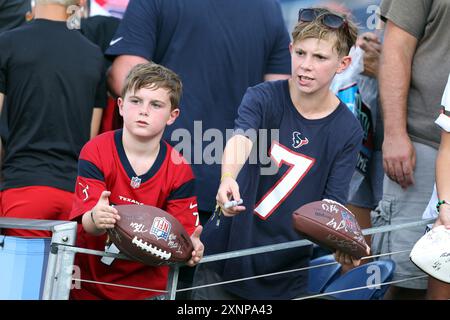 Canton, Stati Uniti. 1 agosto 2024. I tifosi degli Houston Texan cercano autografi prima dell'inizio della partita della Pro Football Hall of Fame contro i Chicago Bears a Canton, Ohio, giovedì 1 agosto 2024. Foto di Aaron Josefczyk/UPI credito: UPI/Alamy Live News Foto Stock