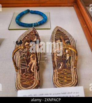 Cairo, Egitto, 31 dicembre 2019-primo piano delle pantofole di Tutankhamon decorate con prigionieri nubiani e asiatici da calpestare sotto i piedi in pelle al Museo delle antichità egizie del Cairo, Egitto Foto Stock