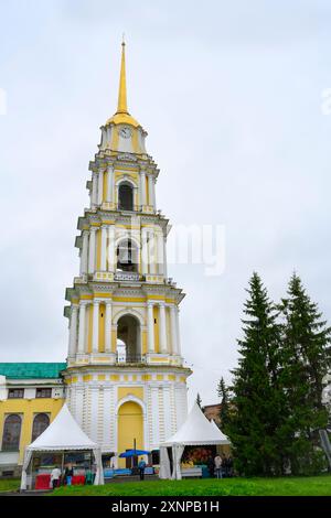 RYBINSK, RUSSIA - 20 AGOSTO 2023. Il campanile della Cattedrale della Trasfigurazione, costruito nel XVII secolo nella città di Rybinsk, Russia Foto Stock