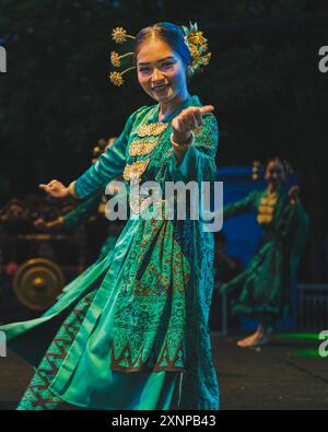 Balikpapan, Indonesia - 5 giugno 2024. Stanno eseguendo la danza tradizionale di Palembang dal vivo sul palco durante lo spettacolo di carnevale culturale. Foto Stock