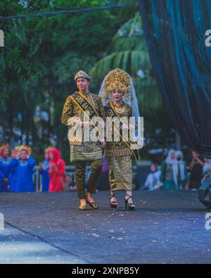 Balikpapan, Indonesia - 5 giugno 2024. I modelli camminano lungo la passerella durante la sfilata di moda del festival culturale indonesiano. Foto Stock