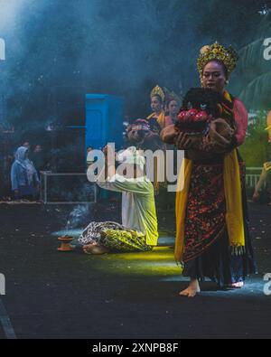 Balikpapan, Indonesia - 5 giugno 2024. Questo rituale è una danza tradizionale proveniente da Giava Occidentale - Indonesia. Foto Stock