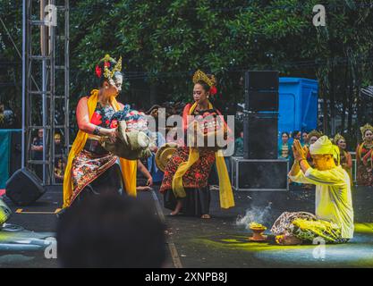 Balikpapan, Indonesia - 5 giugno 2024. Questo rituale è una danza tradizionale proveniente da Giava Occidentale - Indonesia. Foto Stock