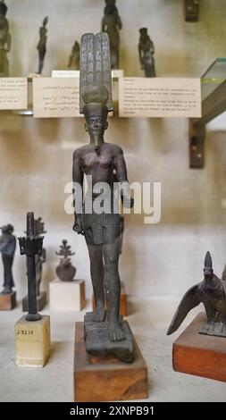 Cairo, Egitto, 31 dicembre 2019-Statua del Dio Amon in bronzo con testa a pennarello, gamba sinistra davanti indica la prosperità al Museo delle antichità egizie del Cairo, Egitto Foto Stock