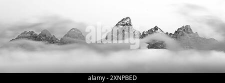Panorama della catena montuosa del Grand Teton con nebbia al mattino presto, parco nazionale del Grand Teton, Wyoming. Foto Stock