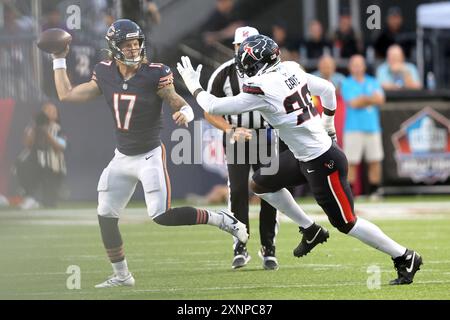 Canton, Stati Uniti. 1 agosto 2024. Il quarterback dei Chicago Bears Tyson Bagent (17) lanciò un passaggio sotto pressione dagli Houston Texans Ali Gaye (90) nel primo quarto della partita della Pro Football Hall of Fame a Canton, Ohio, giovedì 1 agosto 2024. Foto di Aaron Josefczyk/UPI credito: UPI/Alamy Live News Foto Stock
