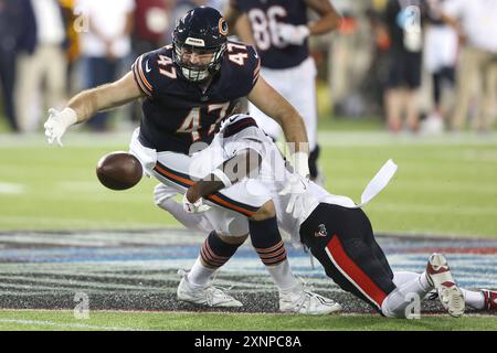 Canton, Stati Uniti. 1 agosto 2024. Chicago Bears Micah Baskerville (47) ha la palla spogliata da Houston Texans Calen Bullock (41) nel secondo quarto della partita della Pro Football Hall of Fame a Canton, Ohio, giovedì 1 agosto 2024. Foto di Aaron Josefczyk/UPI credito: UPI/Alamy Live News Foto Stock