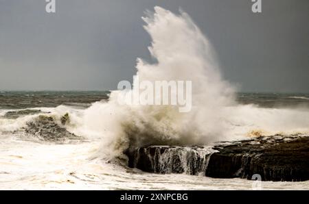 Onde che si infrangono sulle rocce durante la tempesta, Santa Cruz, California Foto Stock