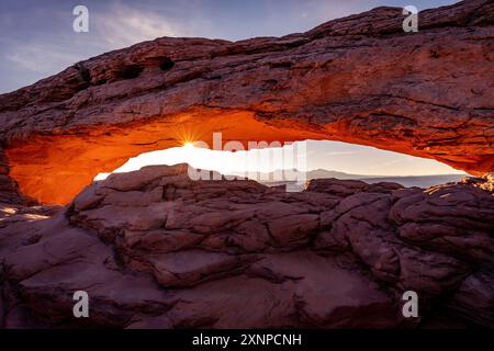 Arco di meas sunstar all'alba, Canyonlands National Park, Utah, Stati Uniti Foto Stock