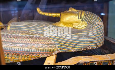 Cairo, Egitto, 31 dicembre 2019 maschera dorata della bara interna di Djedptahiufankh, un profeta di Amon durante il regno di Shoshenq i, 22a dinastia, al Museo delle antichità egizie del Cairo, Egitto Foto Stock