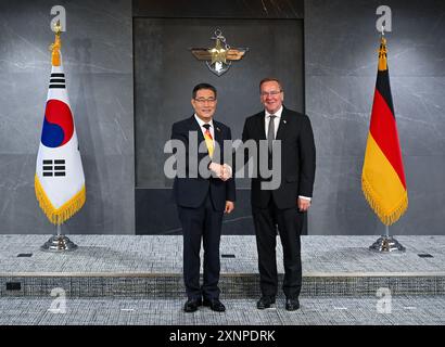 Seoul, Corea del Sud. 2 agosto 2024. Il ministro della difesa Boris Pistorius (r, SPD) e Shin Won-Sik (l), ministro della difesa della Corea del Sud, stringono la mano prima di una riunione bilaterale presso il ministero. Il politico dell'SPD è in visita a partner politici nella regione dell'Indo-Pacifico, importante dal punto di vista geostrategico. Credito: Soeren Stache/dpa/Alamy Live News Foto Stock