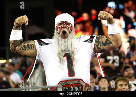 Canton, Stati Uniti. 1 agosto 2024. Un tifoso degli Houston Texans applaude durante la partita dei Texans contro i Chicago Bears nella Pro Football Hall of Fame a Canton, Ohio, giovedì 1 agosto 2024. Foto di Aaron Josefczyk/UPI credito: UPI/Alamy Live News Foto Stock