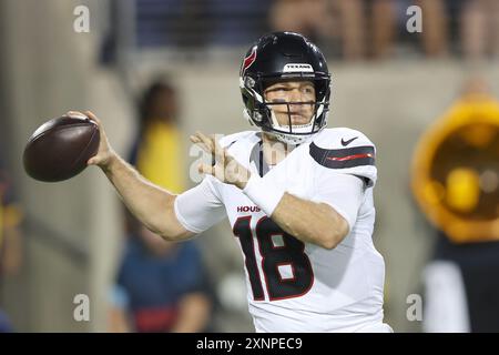 Canton, Stati Uniti. 1 agosto 2024. Il quarterback degli Houston Texans Case Keenum (18) sembra passare contro i Chicago Bears nel secondo quarto della partita della Pro Football Hall of Fame a Canton, Ohio, giovedì 1 agosto 2024. Foto di Aaron Josefczyk/UPI credito: UPI/Alamy Live News Foto Stock