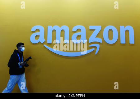 HANGZHOU, CINA - 23 NOVEMBRE 2023 - la foto scattata il 23 novembre 2023 mostra lo stand Amazon in una mostra a Hangzhou, nella provincia dello Zhejiang della Cina orientale. Foto Stock