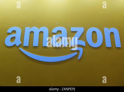 HANGZHOU, CINA - 23 NOVEMBRE 2023 - la foto scattata il 23 novembre 2023 mostra lo stand Amazon in una mostra a Hangzhou, nella provincia dello Zhejiang della Cina orientale. Foto Stock