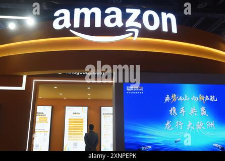 HANGZHOU, CINA - 23 NOVEMBRE 2023 - la foto scattata il 23 novembre 2023 mostra lo stand Amazon in una mostra a Hangzhou, nella provincia dello Zhejiang della Cina orientale. Foto Stock