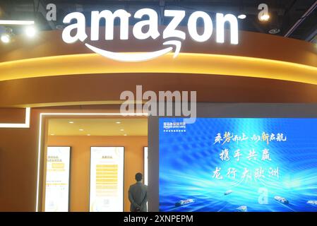 HANGZHOU, CINA - 23 NOVEMBRE 2023 - la foto scattata il 23 novembre 2023 mostra lo stand Amazon in una mostra a Hangzhou, nella provincia dello Zhejiang della Cina orientale. Foto Stock