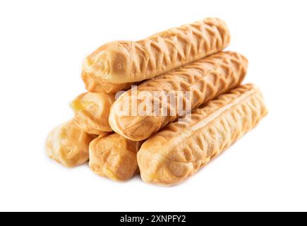 Pila di grissini asiatici con sapore di formaggio isolato su sfondo bianco Foto Stock