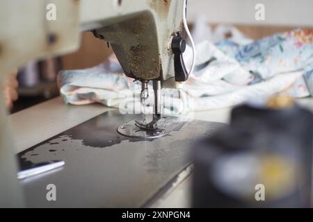 Vista dettagliata di una macchina da cucire d'epoca mentre è attiva in movimento Foto Stock