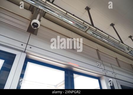 Telecamera di sicurezza CCTV in funzione nella stazione della metropolitana Foto Stock